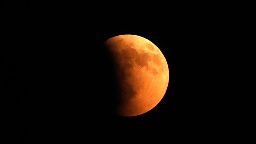2025년 9월 7일 이집트 카이로에서 관측된 개기월식 중 달. (사진: 신화통신)