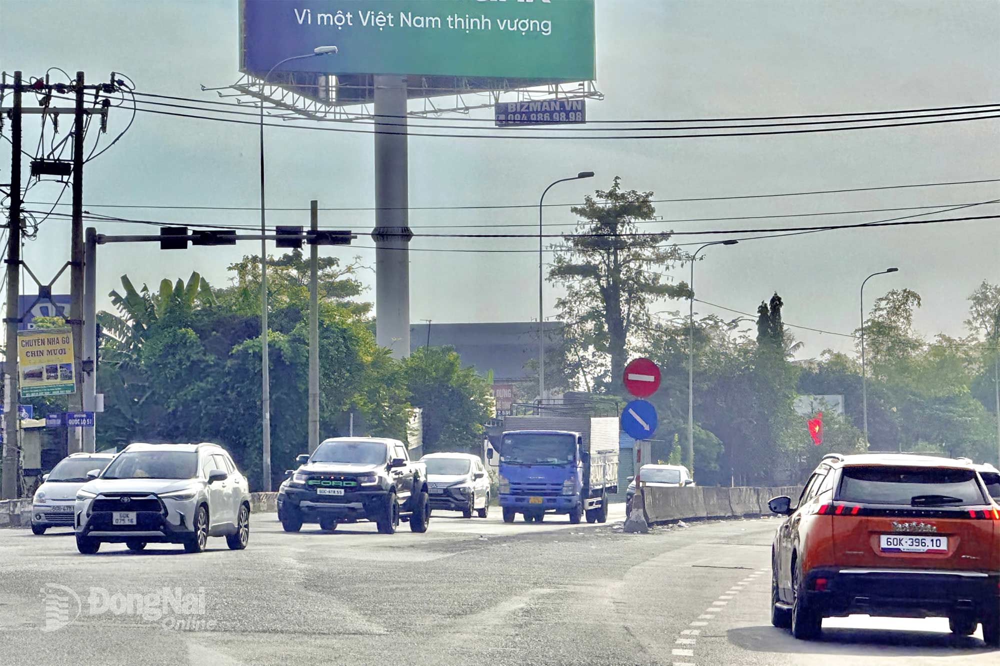 Fahrzeuge können bequem durch die Kreuzung des National Highway 51 und der Vo Nguyen Giap Street (Long Hung Ward) fahren. Foto: Dang Tung