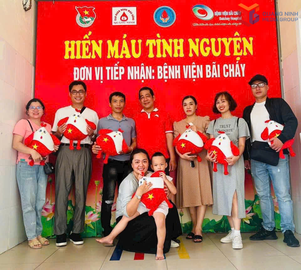 លោក Tran Quang Quy និង​ប្រជាជន​ដែល​លោក​បាន​កេណ្ឌ​ចូលរួម​បរិច្ចាគ​ឈាម​នៅ​មន្ទីរពេទ្យ Bai Chay។
