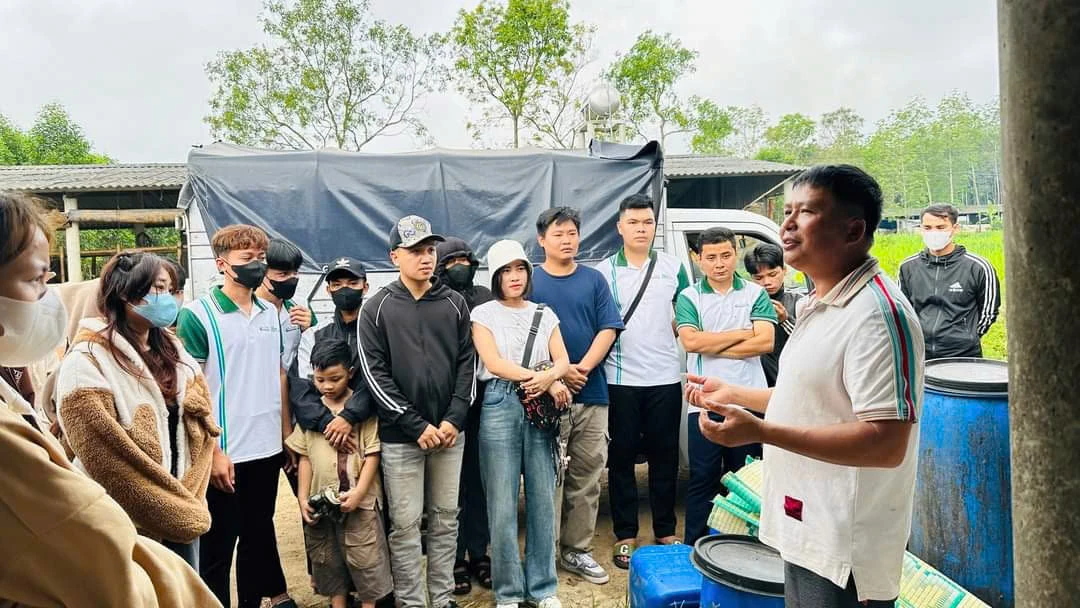 “Farmer Scientist” 2025 Dang Van Vuong shares with Quang Tri farmers about organic agricultural production.