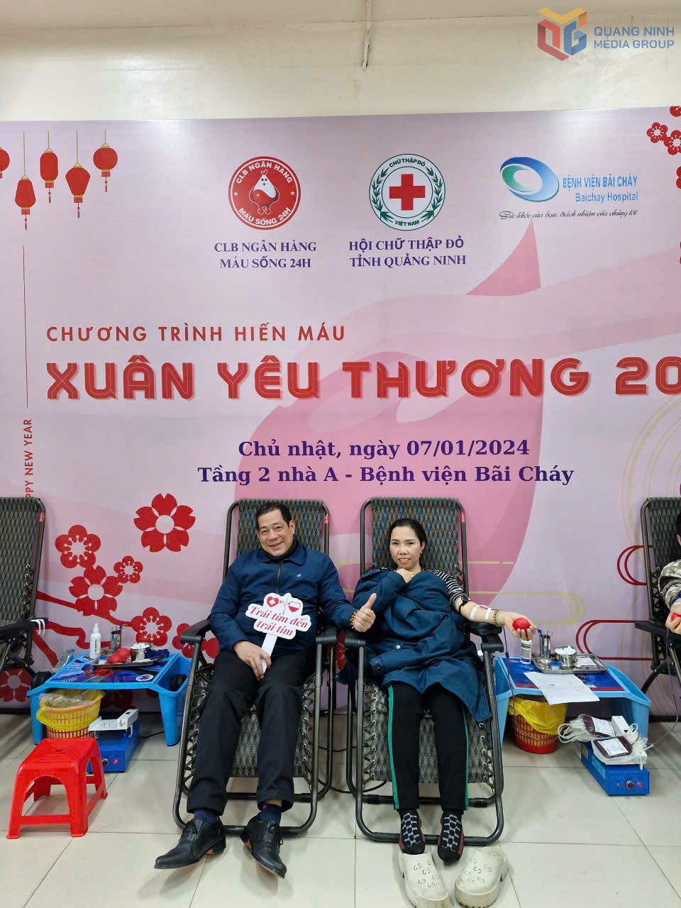 លោក Tran Quang Quy និងភរិយាបានចូលរួមបរិច្ចាគឈាម។