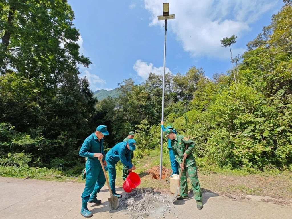 Ban Chỉ huy quân sự xã Xuân Trường phối hợp với Đồn Biênphòng Xuân Trường, bà con nhân dân lắp đặt đèn năng lượng mặt trời trongchương trình “Thắp sáng đường nội đồng” tại xóm Thua Tổng.