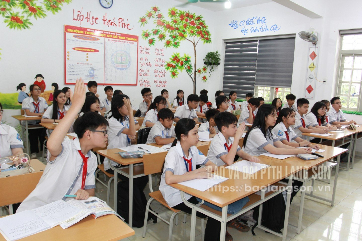 ນັກຮຽນໂຮງຮຽນມັດທະຍົມຕອນຕົ້ນ Tam Thanh, ວັດ Tam Thanh ມີ​ຄວາມ​ຕື່ນ​ເຕັ້ນ​ກັບ​ບົດ​ຮຽນ​ການ​ນຳ​ໃຊ້​ປັນຍາ​ປະດິດ.