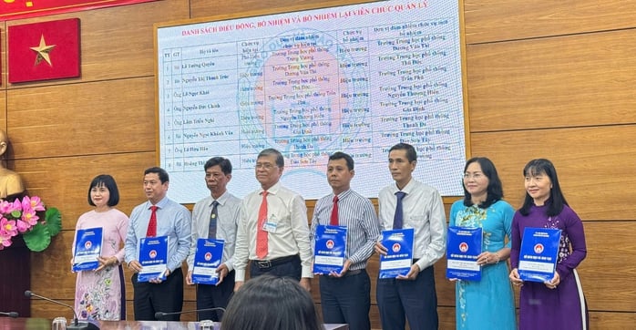 TP HCM: Điều động, bổ nhiệm hàng loạt hiệu trưởng, phó hiệu trưởng các trường THPT  - Ảnh 1.