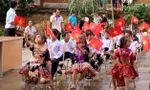 Học sinh hân hoan dự lễ khai giảng.