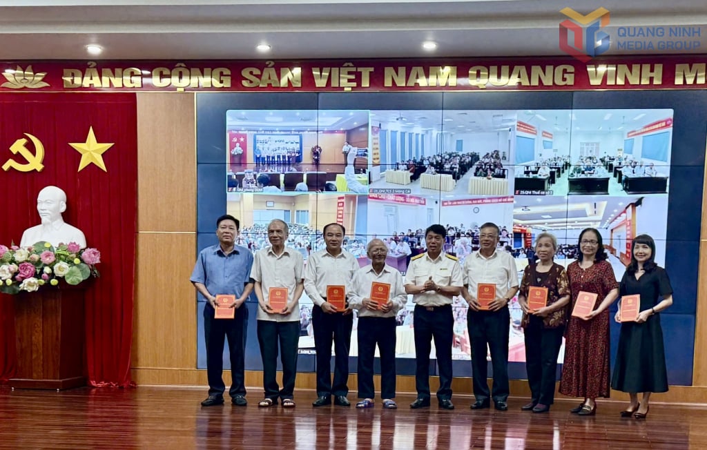 ថ្នាក់ដឹកនាំនាយកដ្ឋានពន្ធដារខេត្ត Quang Ninh ជូនអំណោយថ្លែងអំណរគុណដល់អតីតថ្នាក់ដឹកនាំនាយកដ្ឋានពន្ធដារខេត្ត Quang Ninh។