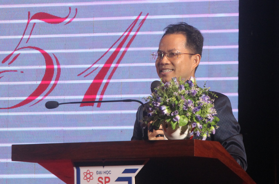tan-sinh-vien.jpg