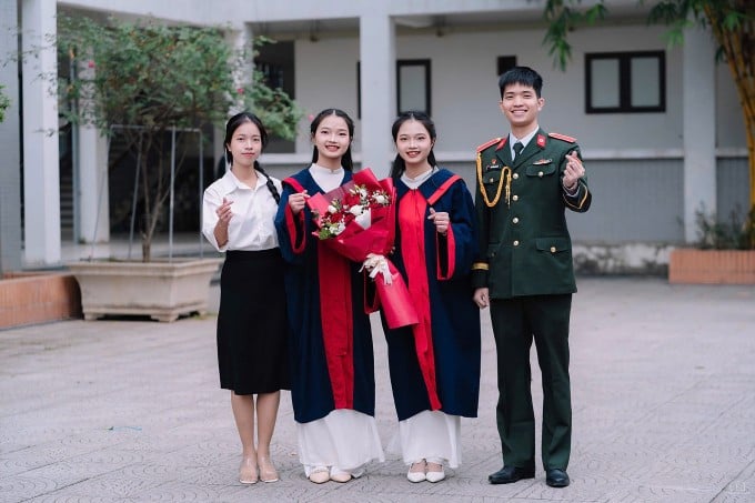 Hương và Hường (giữa) cùng anh trai và chị gái. Ảnh: Nhân vật cung cấp