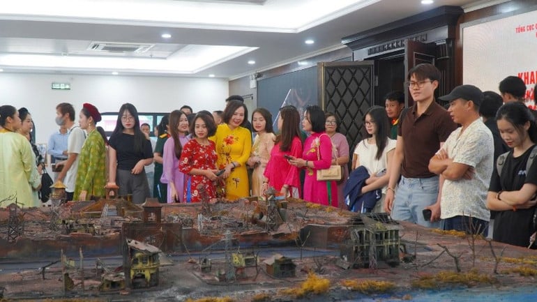 13nhieu-khan-gia-tre-tuoi-thich-thu-khi-duoc-tham-du-trien-lam-anh-mua-do-5534.jpg