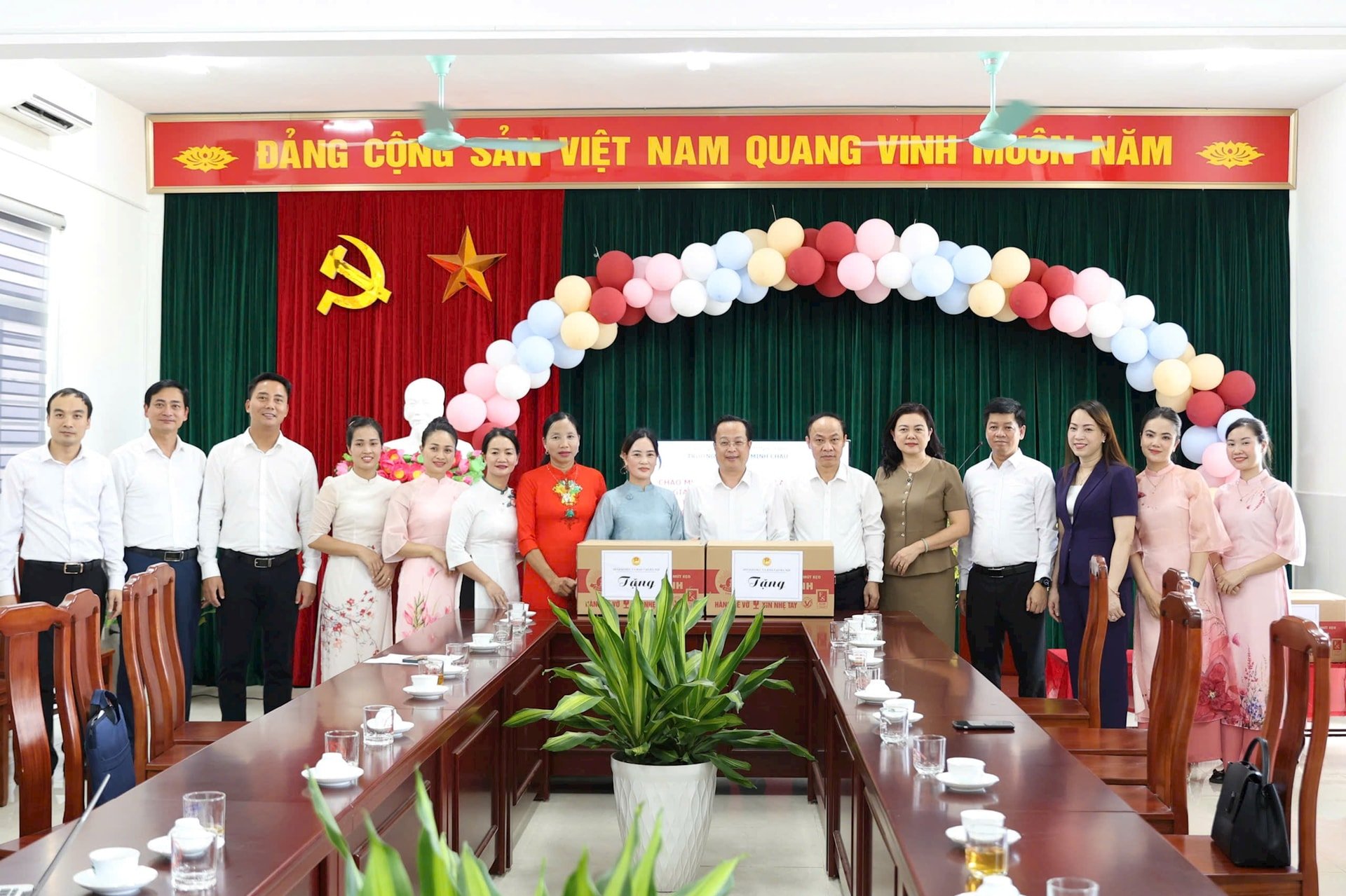 0509-so-tang-qua-minh-chau-9-tang-qua-truong-mn.jpg?w=900