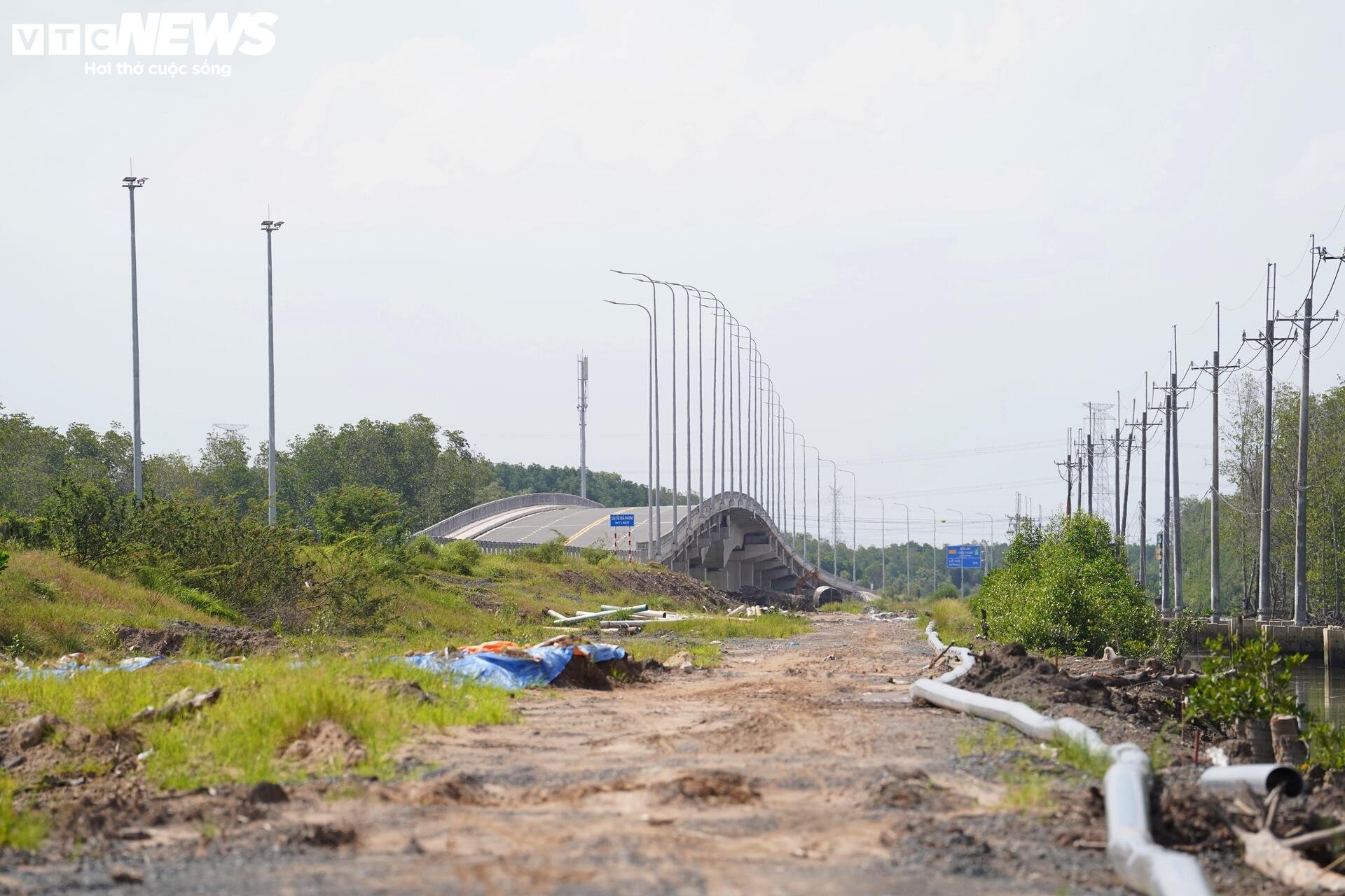 Close-up lokasi pembangunan jembatan senilai hampir 4.900 miliar VND yang menghubungkan Kota Ho Chi Minh dengan Dong Nai - 12