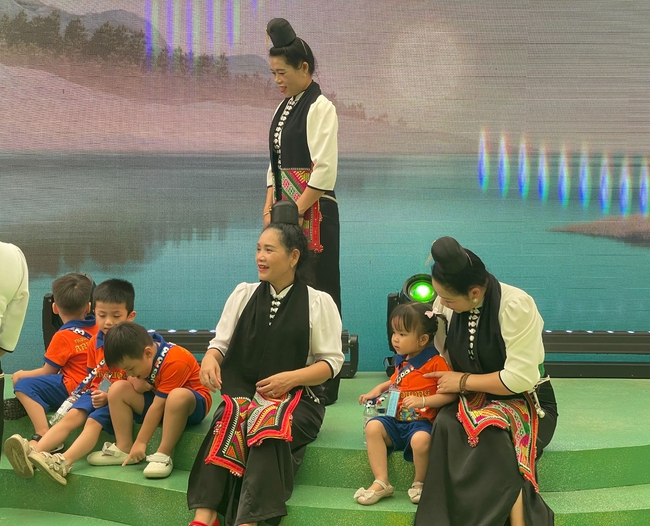 Triển lãm thành tựu Đất nước tiếp tục thu hút đông đảo người dân, học sinh, sinh viên thăm quan, trải nghiệm - Ảnh 2.