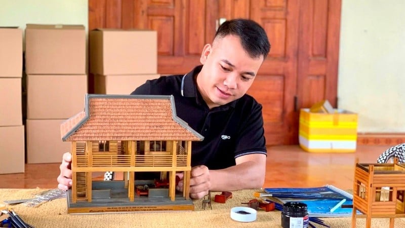Anh Lương Ngọc Tú thực hiện mô hình Nhà sàn Bác Hồ. (Ảnh: NVCC)