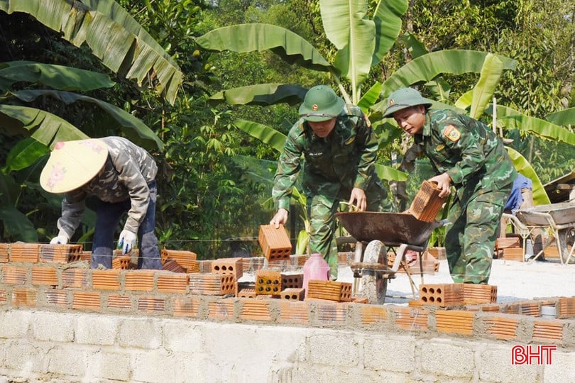 bqbht_br_nhung-nguoi-linh-deo-quan-ham-xanh-o-don-bien-phong-ban-giang-giup-cac-ho-ngheo-kien-co-hoa-nha-o.jpg