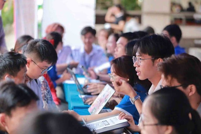 Điểm chuẩn sư phạm 2025 cao kỷ lục và sức hút nghề giáo ngày càng lớn - Ảnh 1.