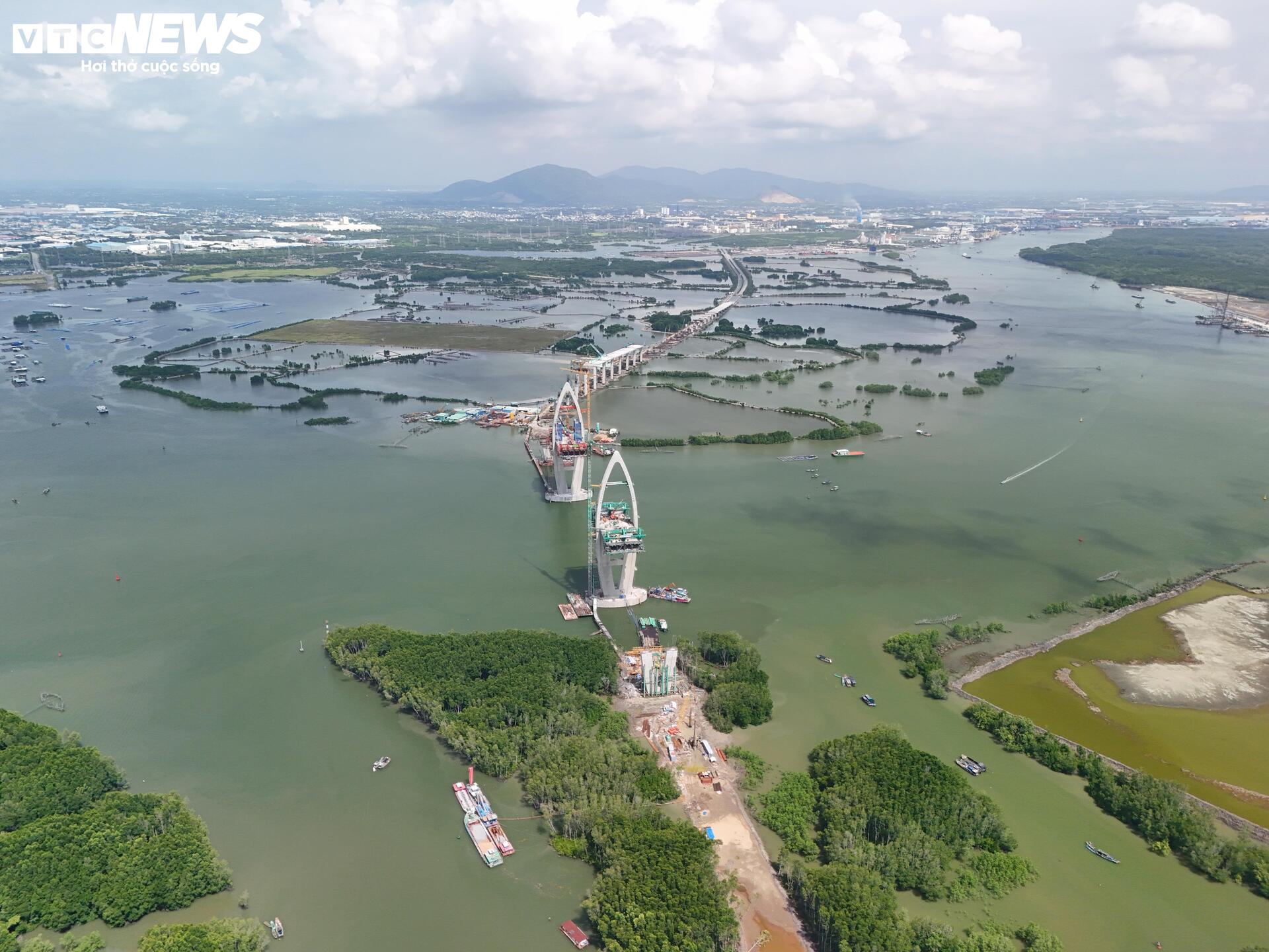 Close-up lokasi pembangunan jembatan senilai hampir 4.900 miliar VND yang menghubungkan Kota Ho Chi Minh dengan Dong Nai - 1
