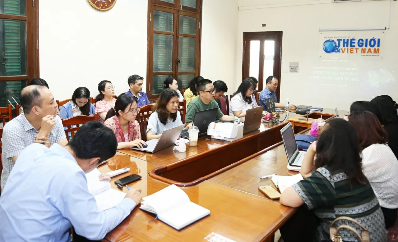 Buổi trao đổi giúp các biên tập viên, phóng viên cập nhật và giải đáp những thắc mắc trong quá trình sử dụng phần mềm phiên bản hệ thống quản lý nội dung (CMS) có tích hợp AI. (Ảnh: Thành Long)