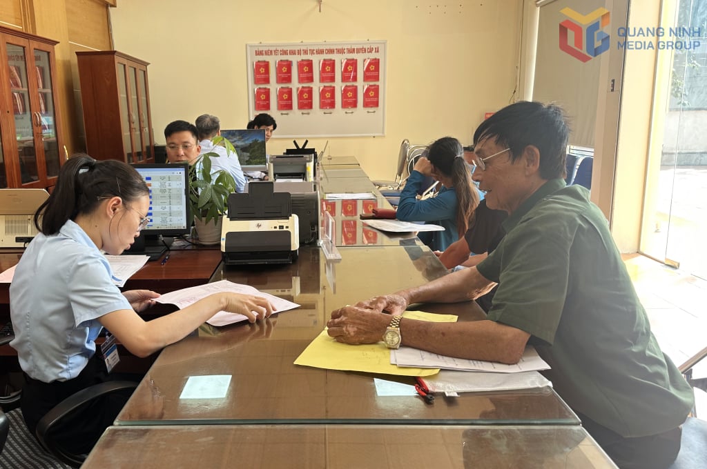 Kakitangan Pusat Khidmat Pentadbiran Awam Komune Dong Ngu mengendalikan prosedur pentadbiran untuk orang ramai.