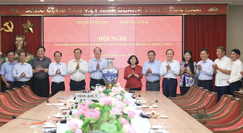 Bí thư Thành ủy Hà Nội Bùi Thị Minh Hoài tặng quà lưu niệm Đoàn công tác của Tỉnh ủy Cà Mau. (Ảnh: T.L)