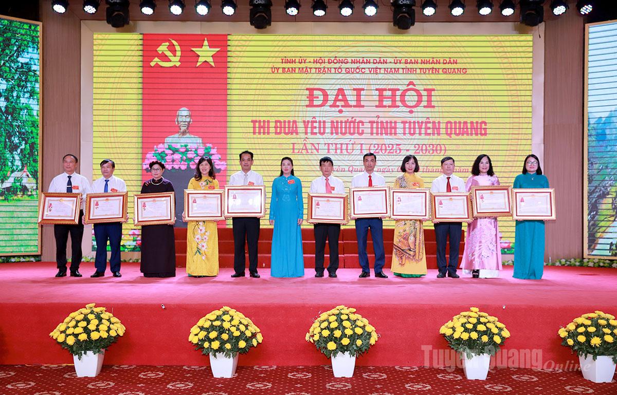 Phó Bí thư Thường trực Tỉnh ủy Lê Thị Kim Dung trao Huân chương Lao động hạng Ba cho các cá nhân.
