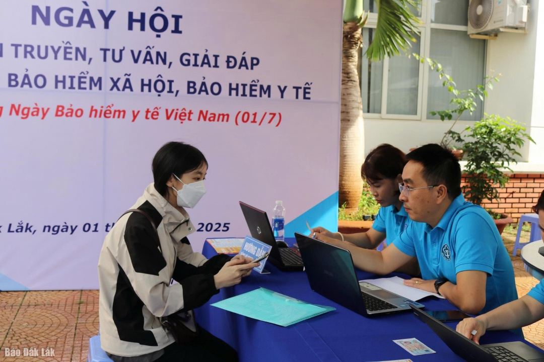 មន្ត្រីធានារ៉ាប់រងសង្គមខេត្តឆ្លើយសំណួរអំពីគោលនយោបាយធានារ៉ាប់រងសុខភាពសម្រាប់អ្នកចូលរួម។