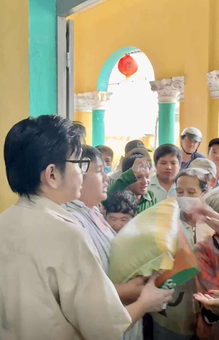 NSƯT Vũ Luân, ca sĩ Phạm Anh Tuấn trao quà cho bà con nghèo Mùa Vu Lan- Ảnh 2.