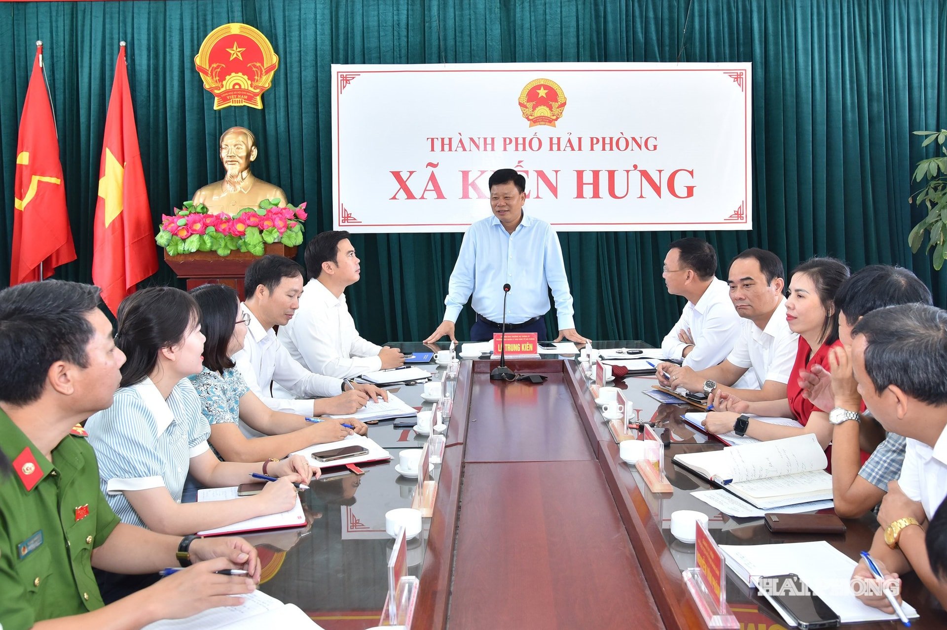 Şehir Parti Komitesi Daimi Komitesi üyesi ve Hai Phong Ekonomik Bölgesi Yönetim Kurulu Başkanı Yoldaş Le Trung Kien toplantıda konuştu. Fotoğraf: TRUNG KIEN