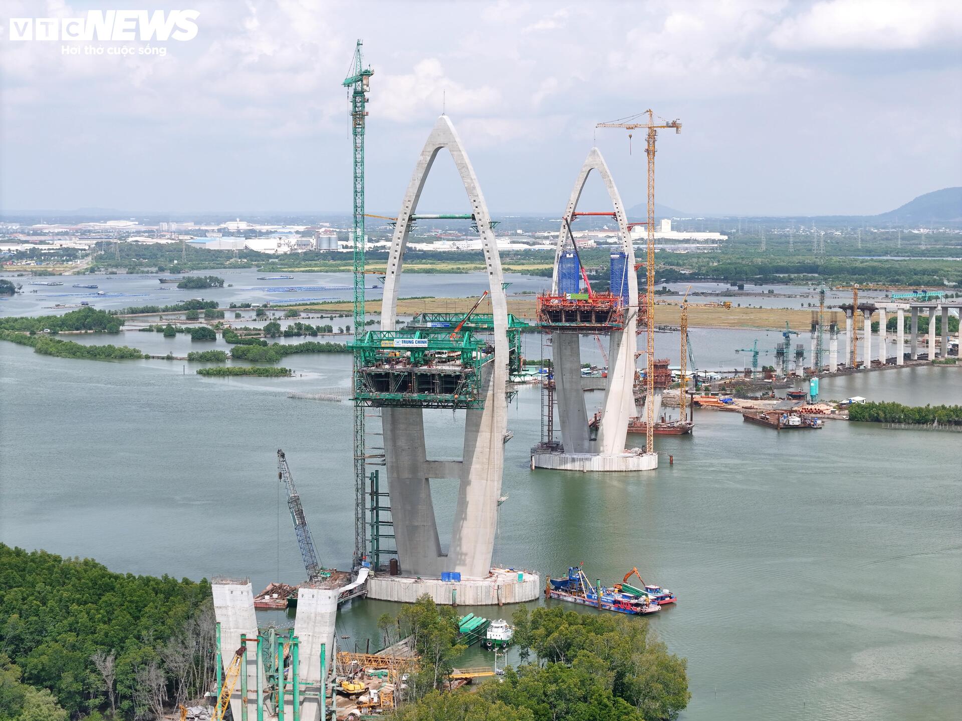 Close-up lokasi pembangunan jembatan senilai hampir 4.900 miliar VND yang menghubungkan Kota Ho Chi Minh dengan Dong Nai - 8