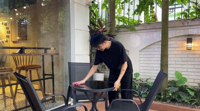 Nam làm thêm tại 1 quán cà phê để giảm gánh nặng chi phí ở trọ.