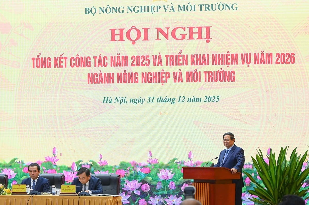 Premiér Pham Minh Chinh se účastní konference, která shrnovala práci v roce 2025 a plnila úkoly pro rok 2026 v sektoru zemědělství a životního prostředí. Foto: Tung Dinh.