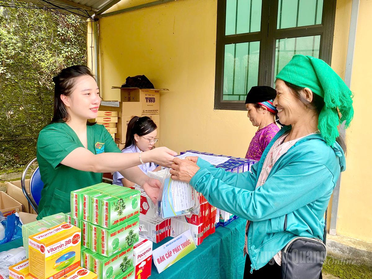 Moradores da comuna de Dong Van receberam medicamentos gratuitos em um programa que oferece exames médicos e remédios gratuitos para pessoas em áreas de fronteira.