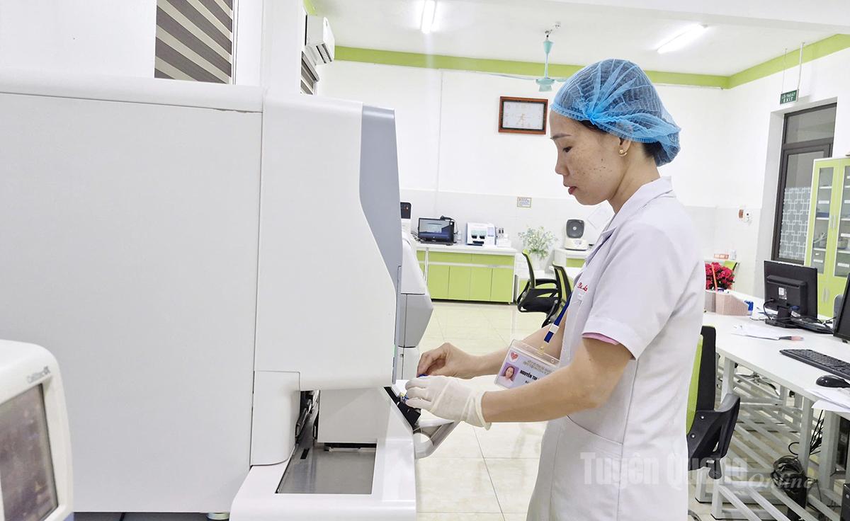 O Centro Regional de Saúde de Vi Xuyen, na comuna de Vi Xuyen, foi equipado com diversas instalações modernas para atender às necessidades de exames e tratamentos médicos da população local.