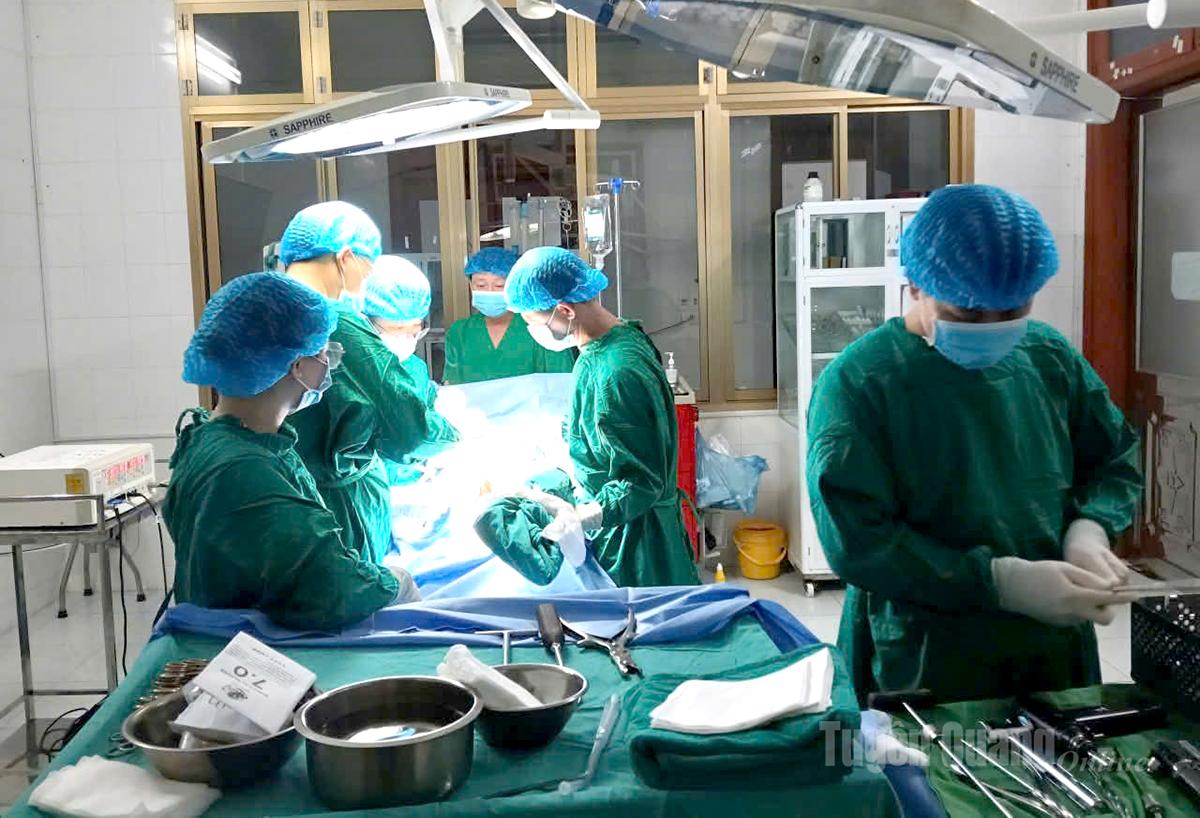 O Centro Médico Regional Chiêm Hóa implementou com sucesso a cirurgia de substituição do quadril.