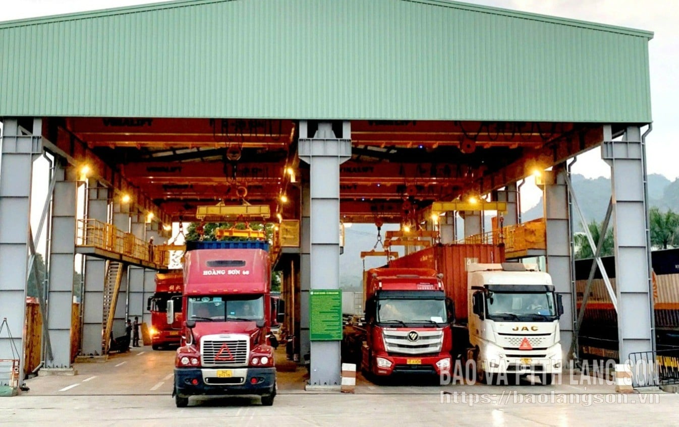 Operações de movimentação de carga de importação e exportação na Huu Nghi Xuan Cuong Joint Stock Company