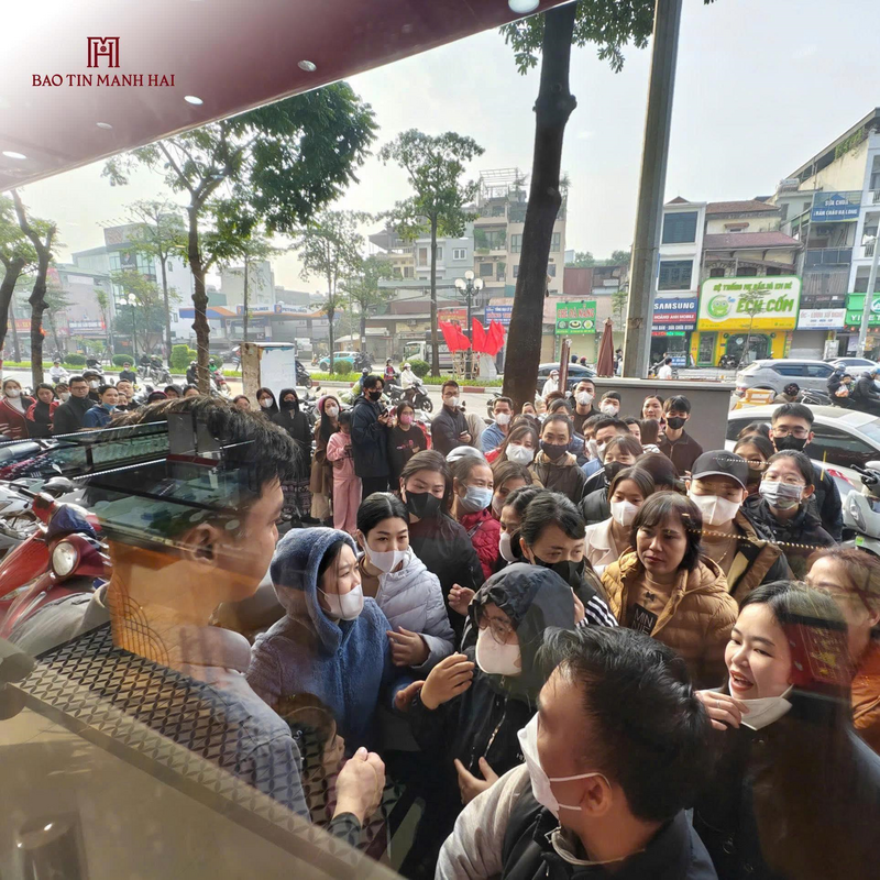 Cửa đã mở nhưng dòng người vẫn ‘nối dài’ không dứt. Ai cũng mong ‘tậu’ được cho mình 1 bộ Tứ Quý Thịnh Vượng 0,1 chỉ năm 2026.