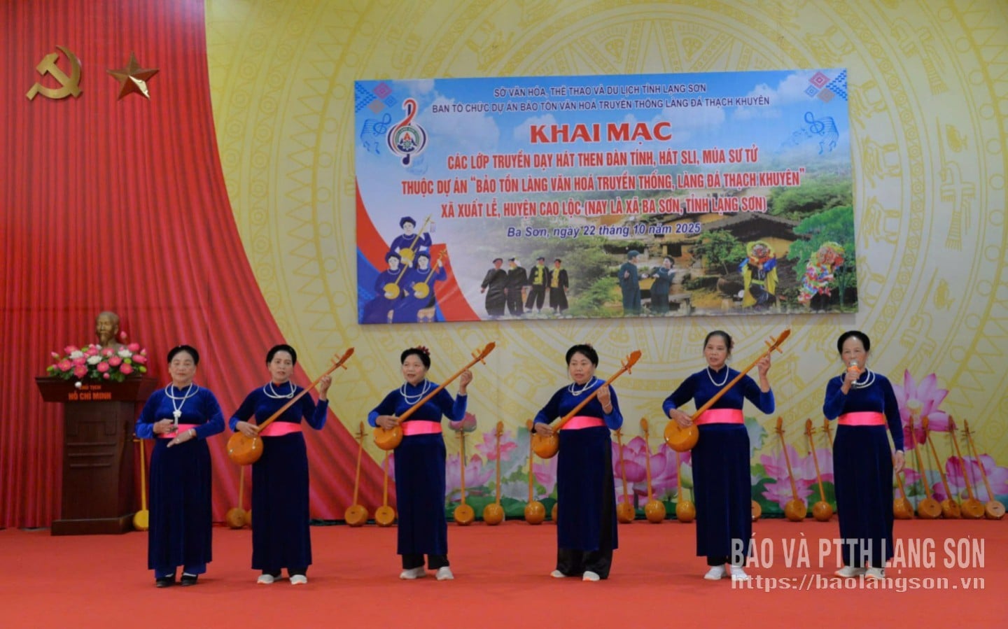 Các học viên lớp truyền dạy hát then, đàn tính xã Ba Sơn trình diễn hát then