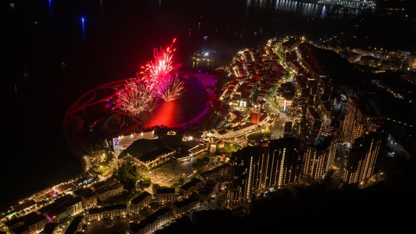 Sunset Town si è illuminata per il conto alla rovescia del 2026 con tre spettacoli pirotecnici, attirando migliaia di turisti - 2