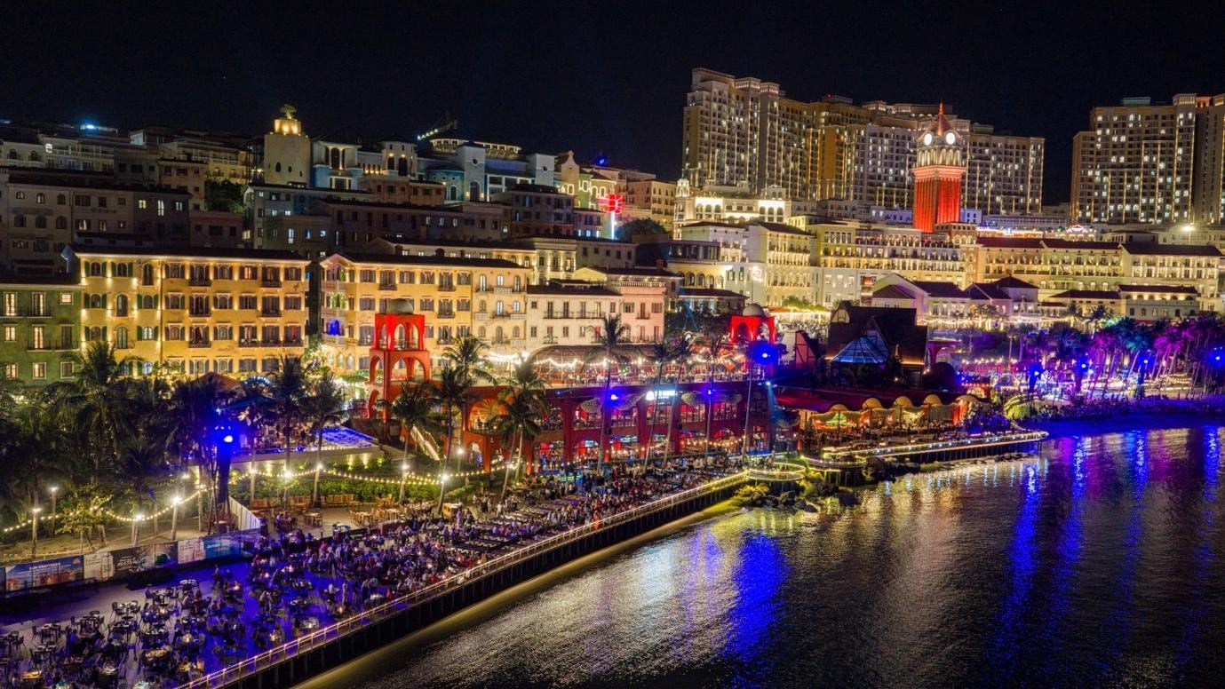 Sunset Town ha illuminato il conto alla rovescia per il 2026 con tre spettacoli pirotecnici, attirando migliaia di turisti - 3