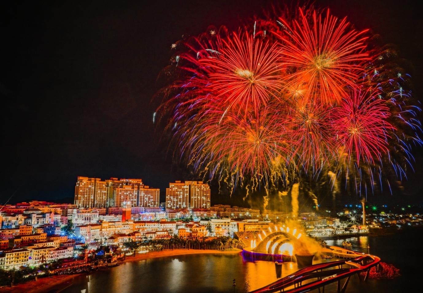 Sunset Town ha illuminato il conto alla rovescia per il 2026 con tre spettacoli pirotecnici, attirando migliaia di turisti - 5
