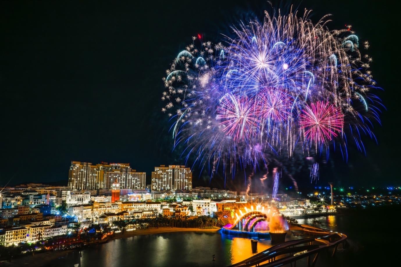 Sunset Town ha illuminato il conto alla rovescia per il 2026 con tre spettacoli pirotecnici, attirando migliaia di turisti - 6