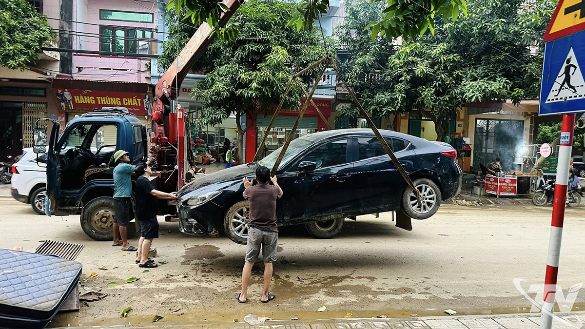 سیلاب کے بعد لوگوں نے اپنے گھروں کی صفائی اور گاڑیوں کی مرمت میں ایک دوسرے کی مدد کی۔