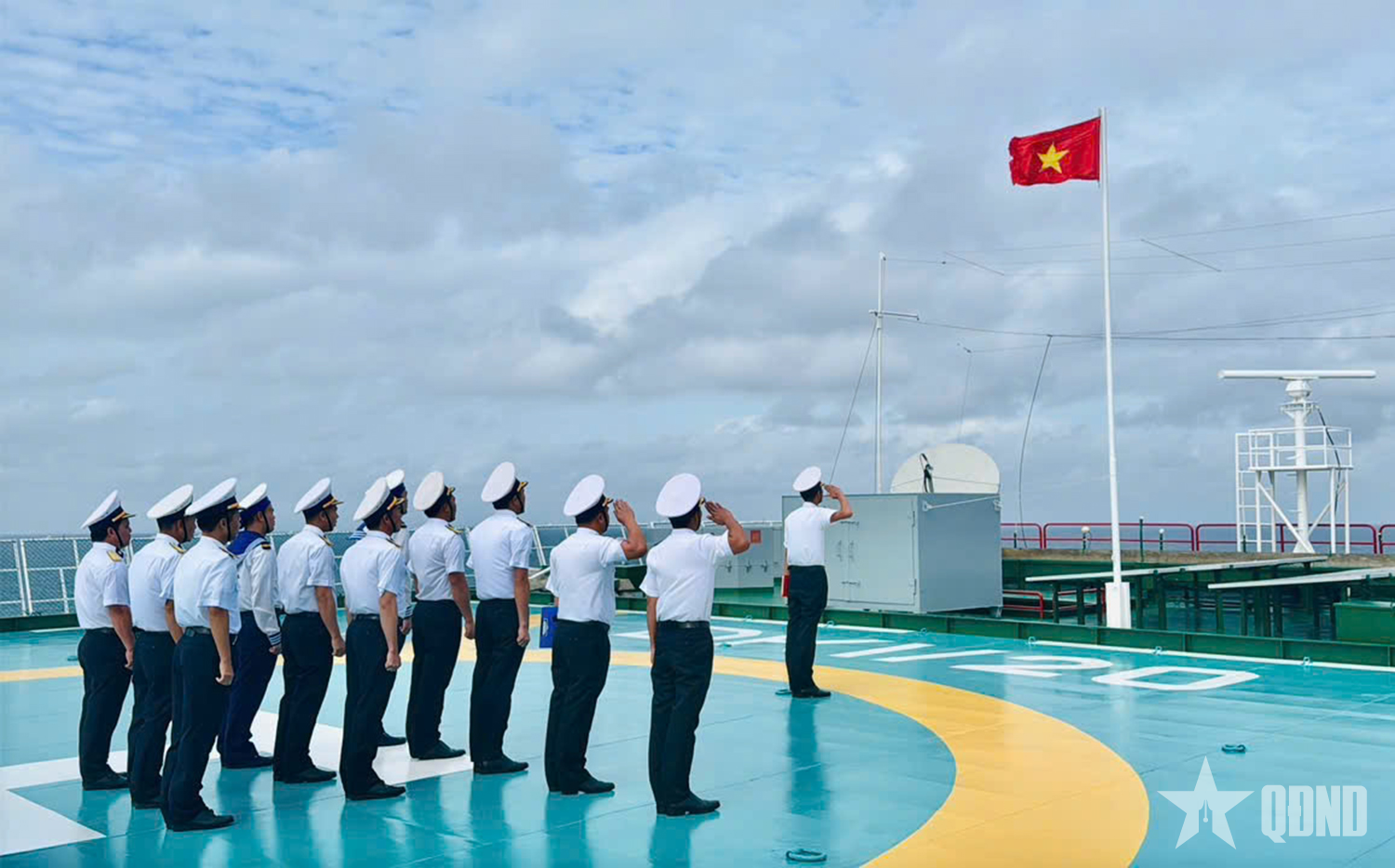 Экипаж платформы DK1 отмечает Новый год, оставаясь при этом в состоянии полной боевой готовности.