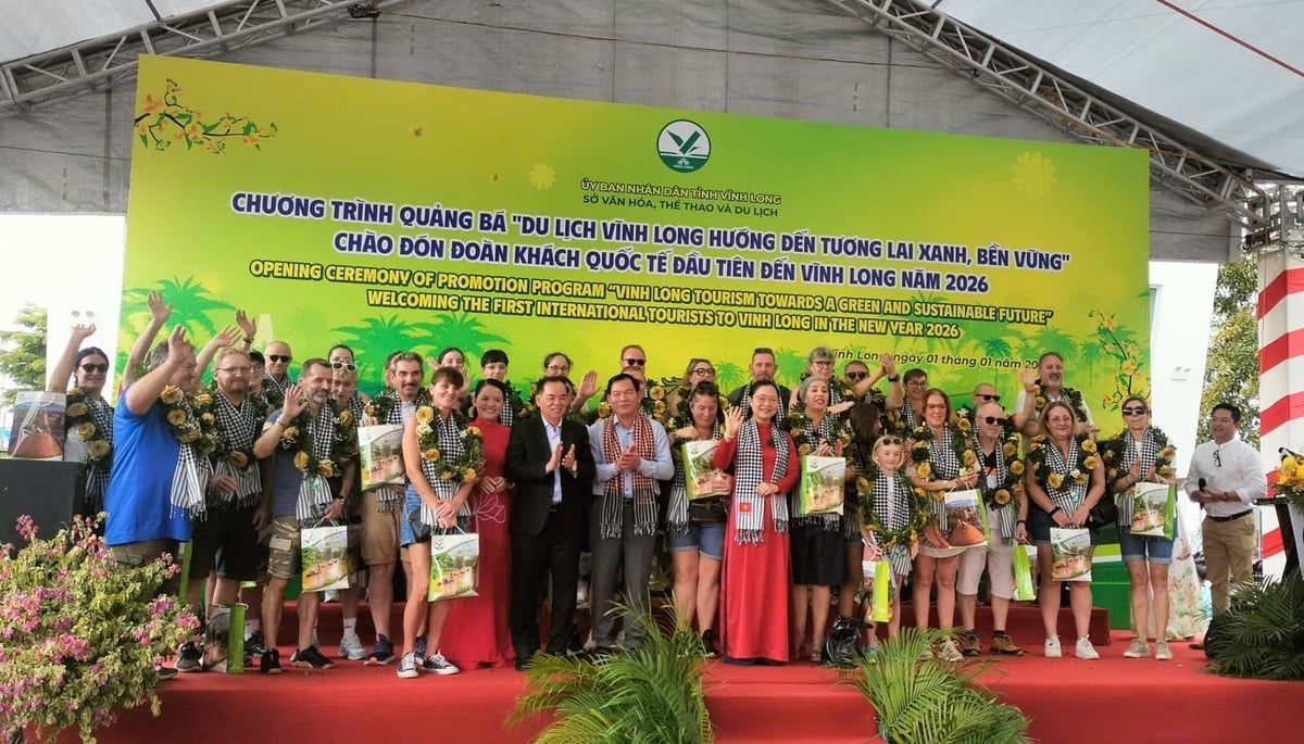 Tỉnh Vĩnh Long tặng hao chào mừng đoàn du khách quốc tế đầu tiên đến tỉnh năm mới 2026. Ảnh: Minh Đảm.