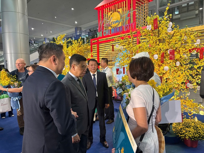 Rộn ràng đón đoàn khách quốc tế đầu tiên 'xông đất' TP.HCM năm 2026- Ảnh 8.