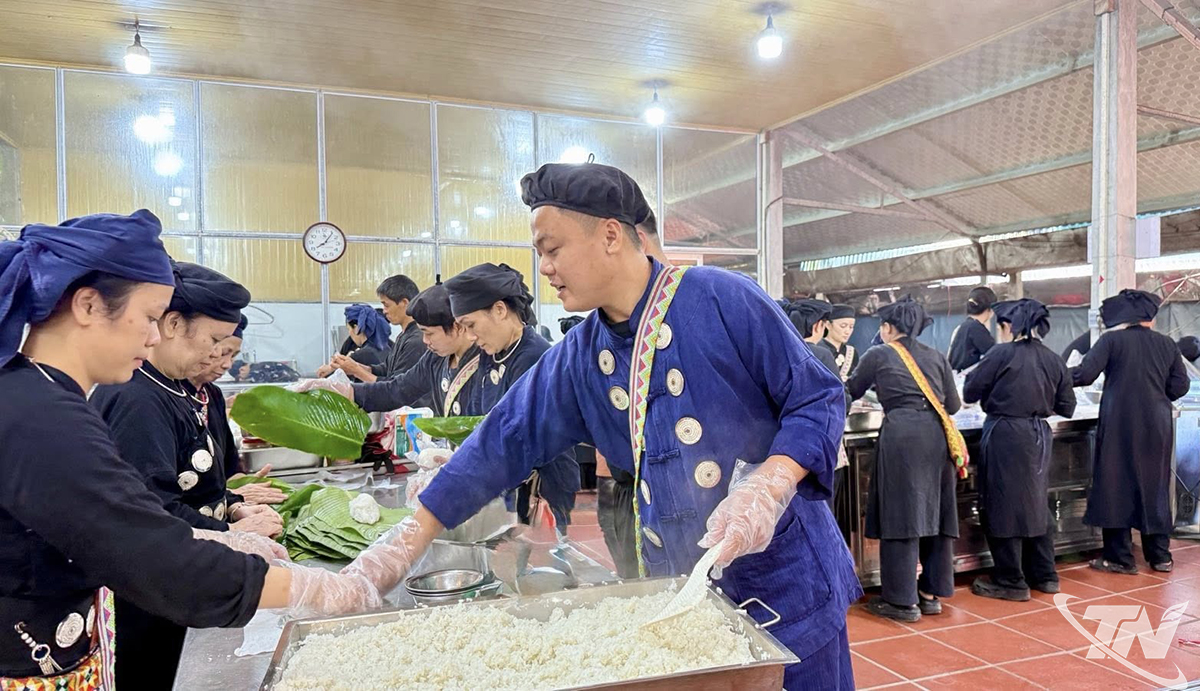 Das Ökotourismusgebiet Thai Hai in der Gemeinde Tan Cuong wird seinen Betrieb einstellen, um während der Stürme und Überschwemmungen im Oktober 2025 kostenlose Mahlzeiten für die Menschen in den überfluteten Gebieten zuzubereiten.