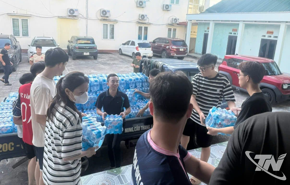 Bewohner des Stadtteils Tich Luong versorgten Familien, die während der jüngsten Stürme und Überschwemmungen in der Region von Überschwemmungen betroffen waren, mit Trinkwasser.