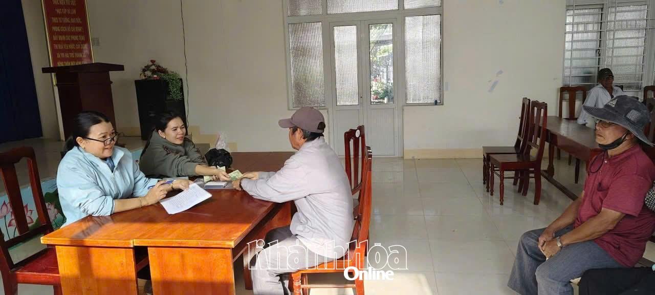 ประชาชนในตำบลนิงไฮได้รับเงินและของขวัญจากพรรคและรัฐบาล
