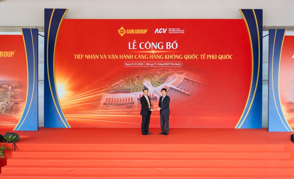 Thứ trưởng Bộ Xây dựng Lê Anh Tuấn trao Giấy phép kinh doanh cảng hàng không cho đại diện SAC.