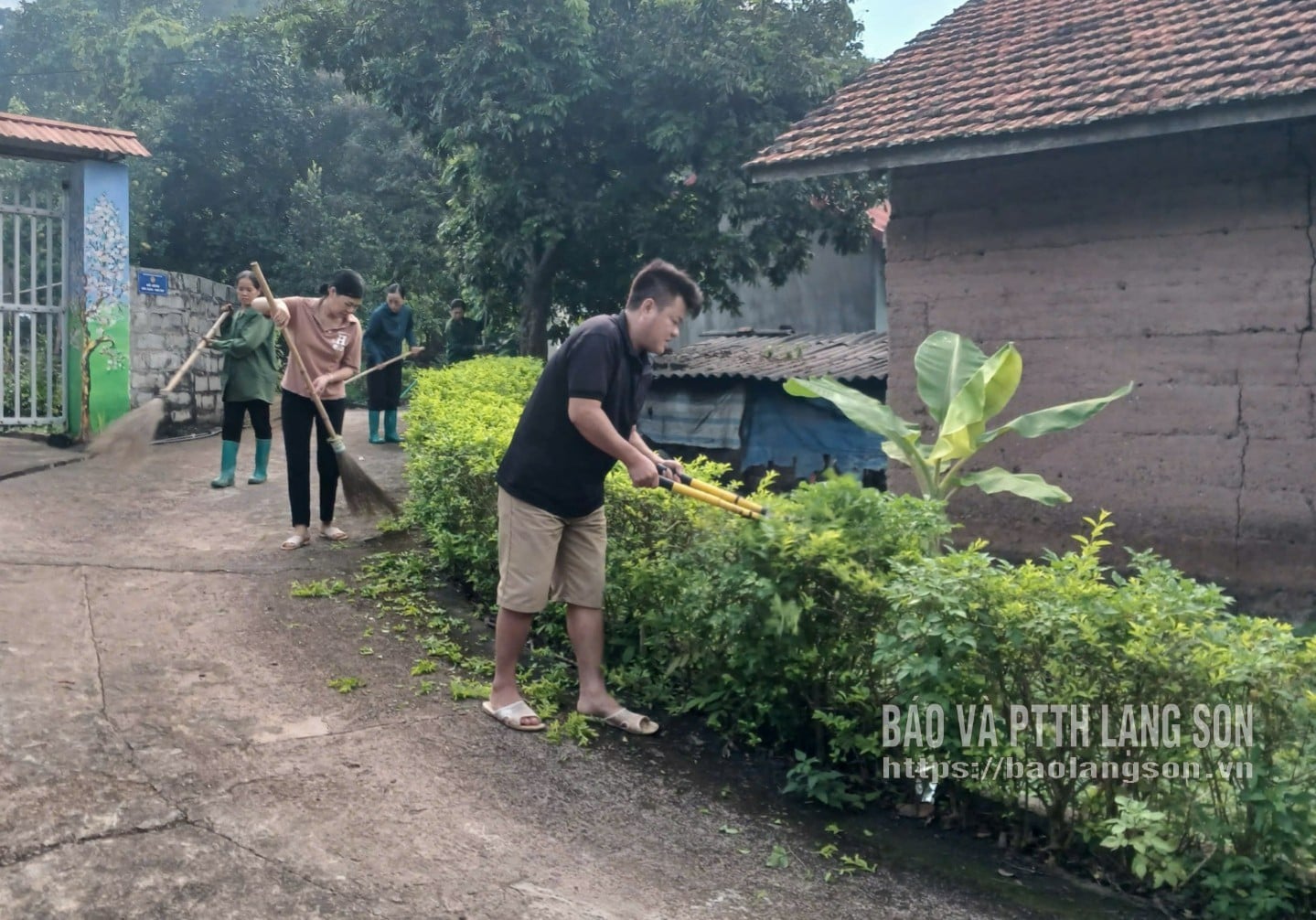 Người dân xã Châu Sơn chung sức giữ gìn vệ sinh môi trường