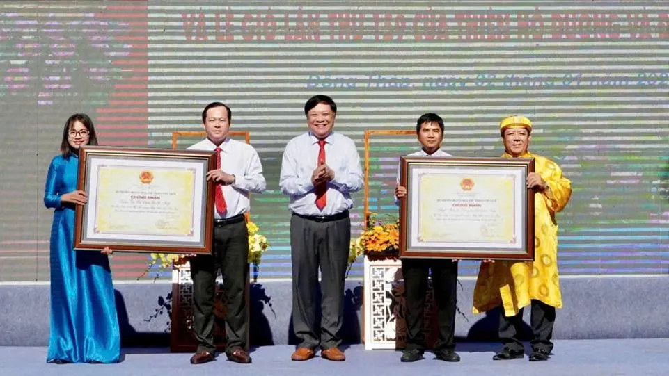 El presidente del Comité Popular de la provincia de Dong Thap, Pham Thanh Ngai, entrega el Certificado de Patrimonio Cultural Inmaterial Nacional en la Ceremonia de Conmemoración de Thien Ho Duong y Doc Binh Kieu y el Festival de la Diosa de Go Thap. Foto: V.T.